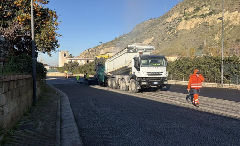 Rattoppi horror dopo i lavori, il comune di Pozzuoli sanziona le ditte: «Chi rovina, ripara»