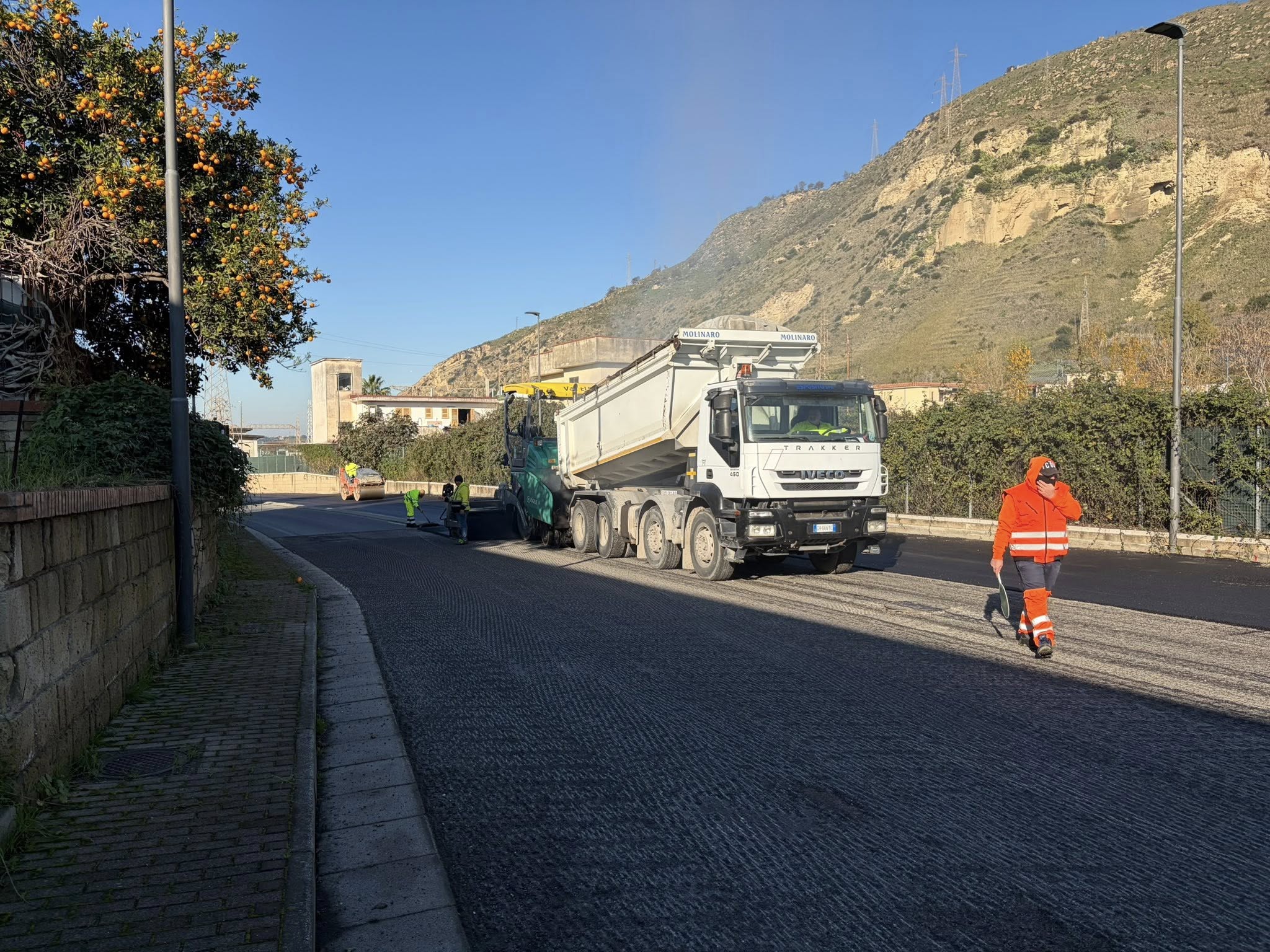 Rattoppi horror dopo i lavori, il comune di Pozzuoli sanziona le ditte: «Chi rovina, ripara»