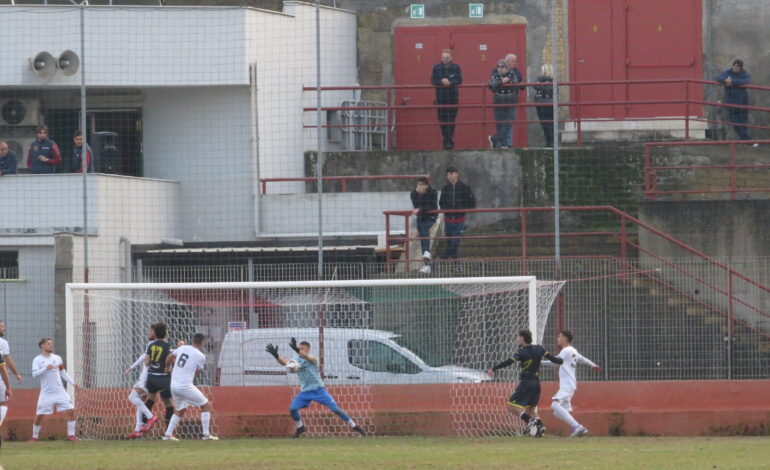 CALCIO/ La Puteolana crolla in casa, a Pozzuoli passa il Castel Volturno