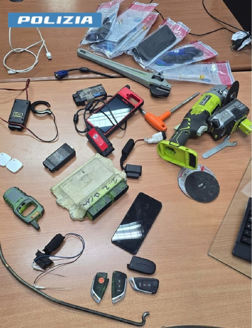 Sorpreso a rubare un’auto sull’asse mediano: ladro arrestato dalla polizia