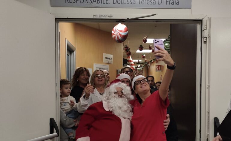 Supereroi in corsia all’ospedale di Pozzuoli: regali e sorrisi per i bambini del reparto di pediatria