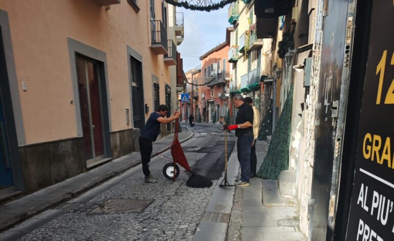 Scempio nel centro storico di Pozzuoli: asfalto gettato sui sampietrini, strada rovinata – LE FOTO