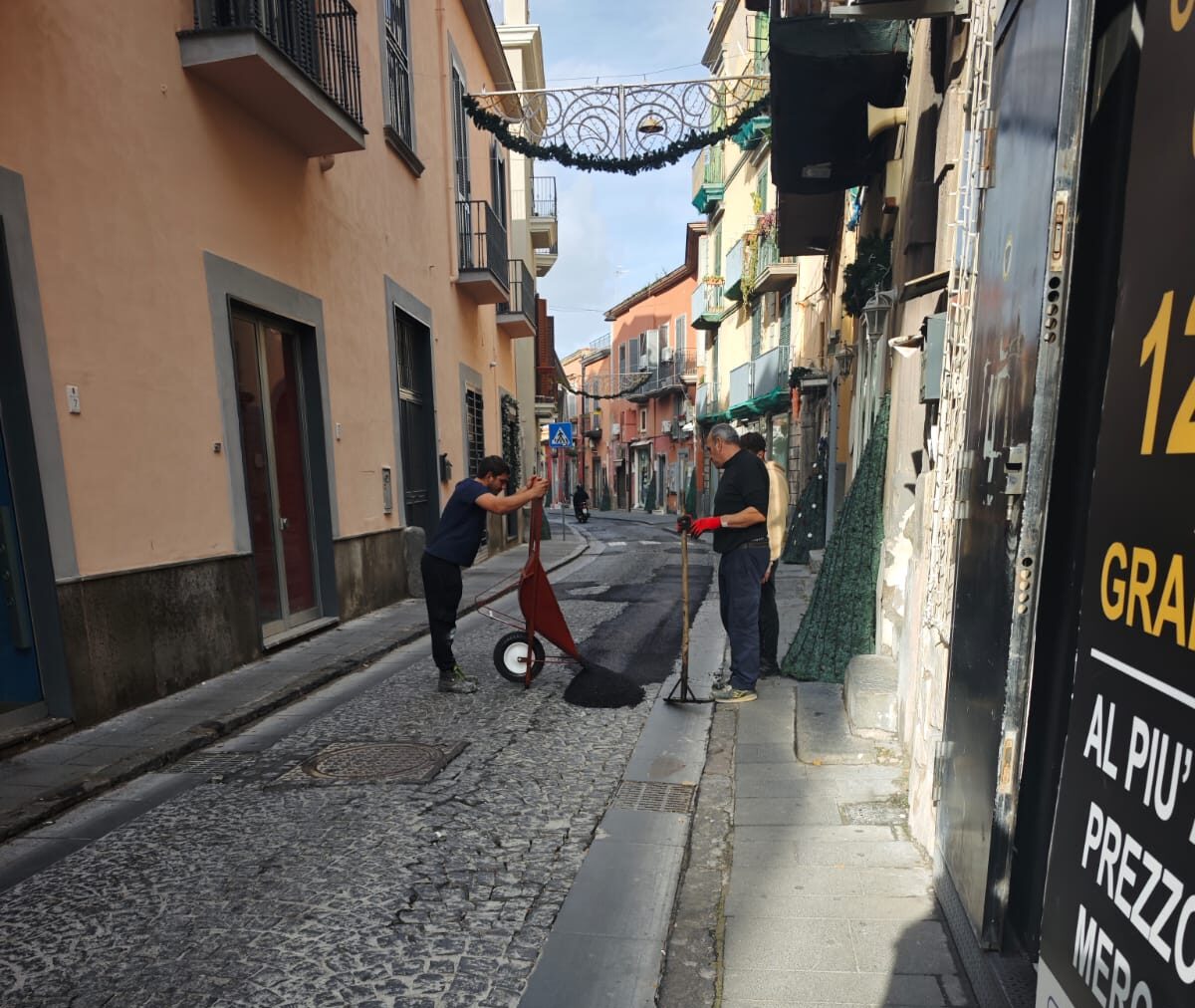 Scempio nel centro storico di Pozzuoli: asfalto gettato sui sampietrini, strada rovinata – LE FOTO