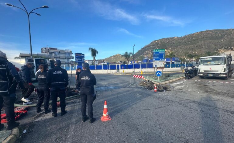 POZZUOLI/ Dissesto stradale, chiuso tratto di strada ad Arco Felice: caos, ingorghi e strade alternative