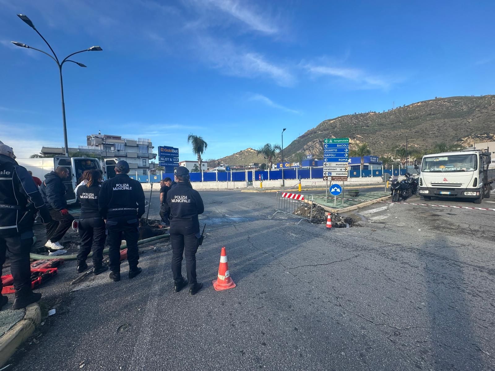 POZZUOLI/ Dissesto stradale, chiuso tratto di strada ad Arco Felice: caos, ingorghi e strade alternative