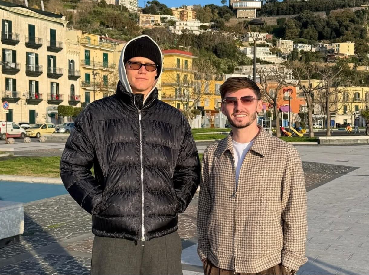 Pozzuoli è casa Napoli: pranzo al White Chill Out e passeggiata sul lungomare per McTominay, Gilmour e Milinkovic – LE FOTO