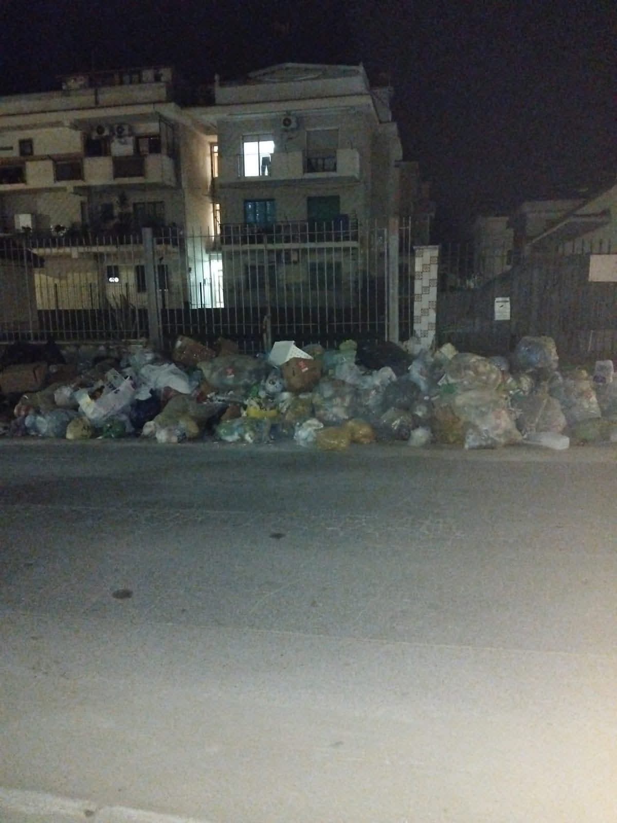 Licola mare invasa dai rifiuti