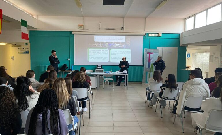 POZZUOLI/ Agenti di polizia municipale docenti per un giorno: lezioni di sicurezza stradale al Falcone
