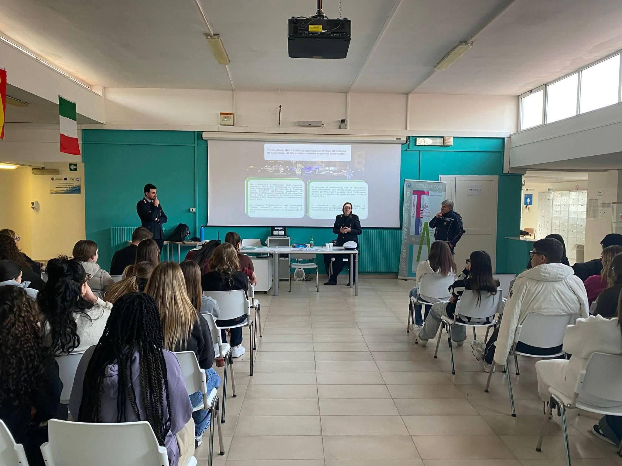 POZZUOLI/ Agenti di polizia municipale docenti per un giorno: lezioni di sicurezza stradale al Falcone