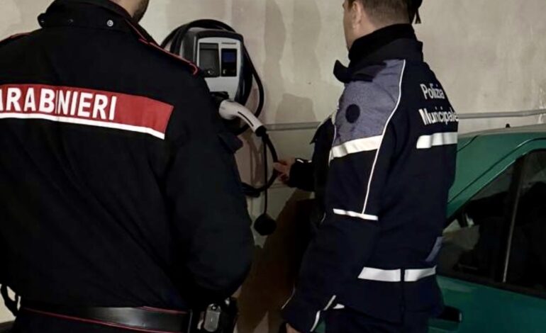 Garage rubava corrente dalla strada: tre persone denunciate