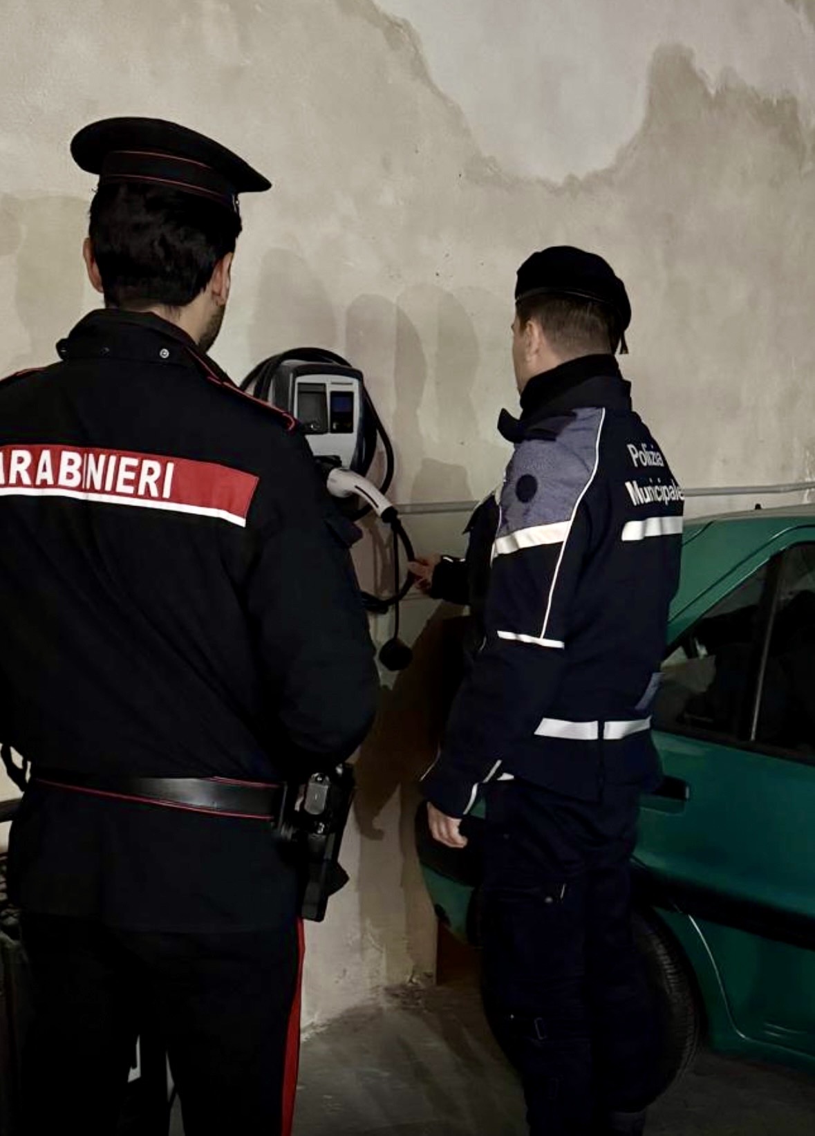 Garage rubata corrente dalla strada: tre persone denunciate