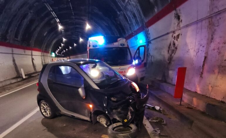 POZZUOLI/ Si schianta nel tunnel di Lucrino e scappa con un bambino