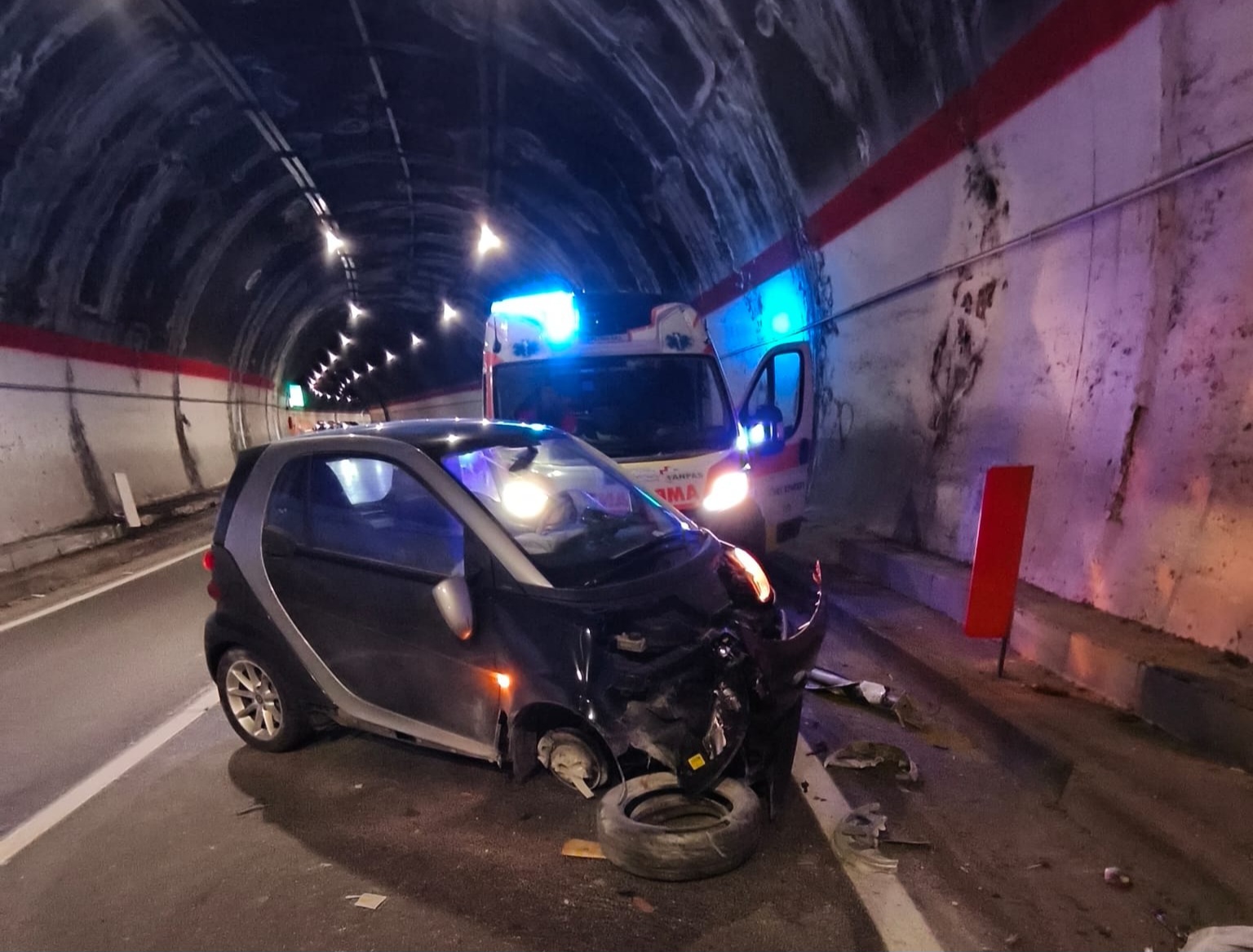 POZZUOLI/ Si schianta nel tunnel di Lucrino e scappa con un bambino