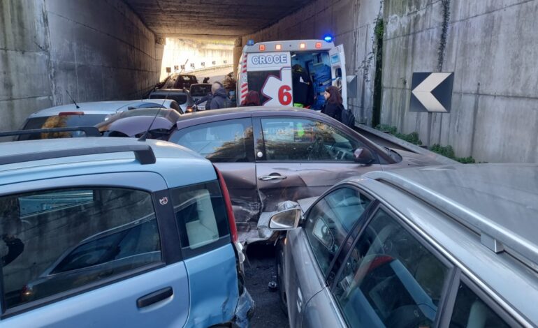 Spaventoso incidente a Lago Patria: feriti e auto distrutte