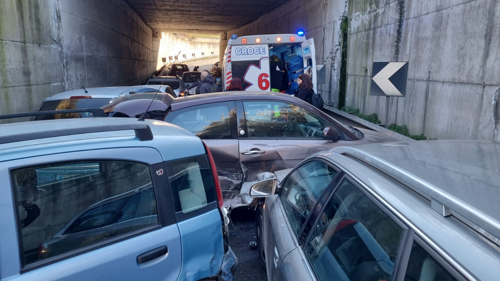 Spaventoso incidente a Lago Patria: feriti e auto distrutte