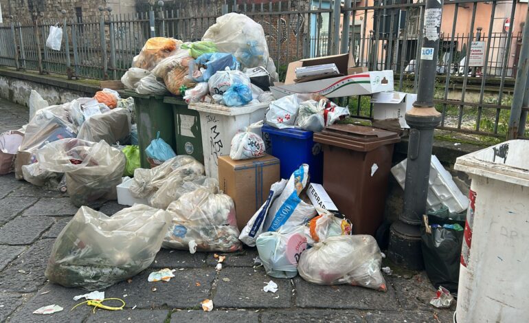 Cumuli di rifiuti nel centro di Pozzuoli “È una vergogna”