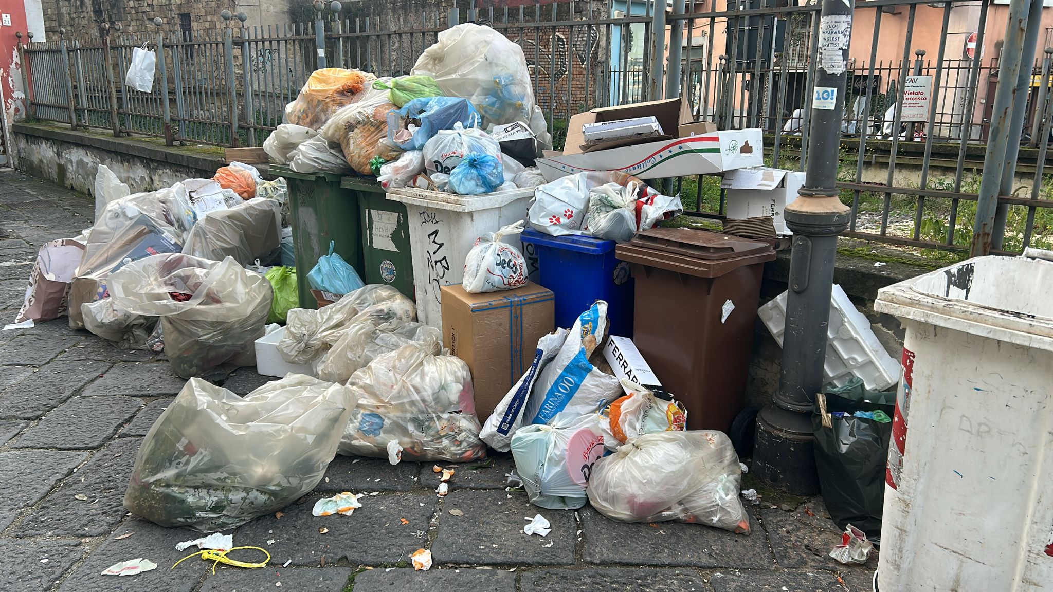 Cumuli di rifiuti nel centro di Pozzuoli “È una vergogna”