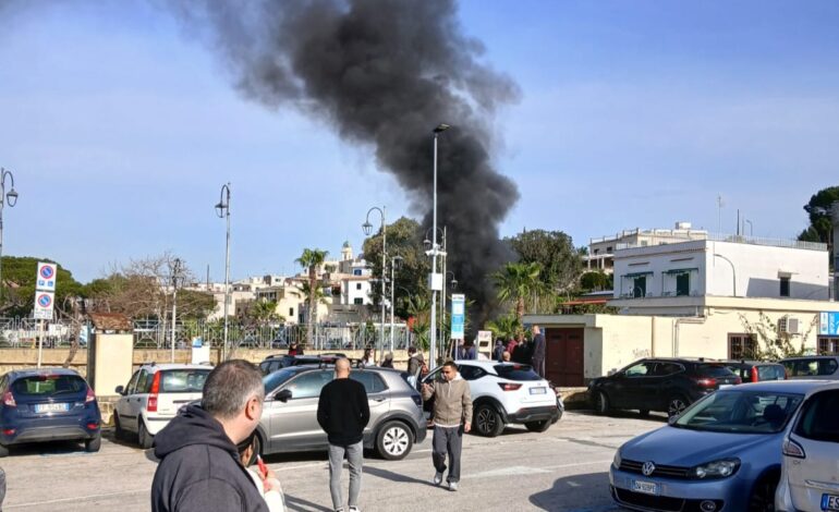 BACOLI/ Incendiata l’auto del marito dell’ex vice sindaco. In fiamme altre due vetture