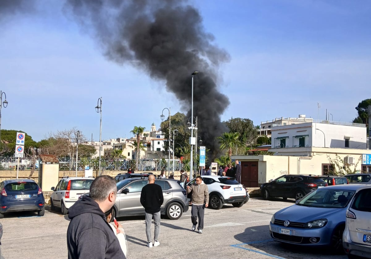 BACOLI/ Incendiata l’auto del marito dell’ex vice sindaco. In fiamme altre due vetture