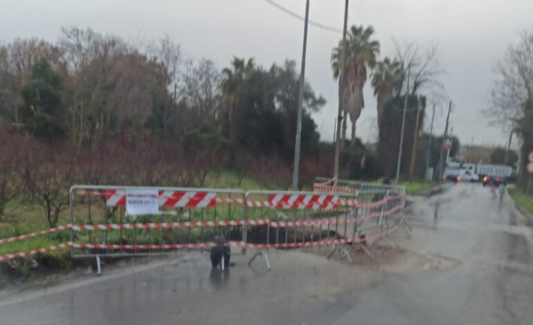 Maltempo, strada sprofondata a Pozzuoli