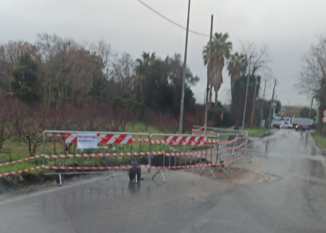 Maltempo, strada sprofondata a Pozzuoli