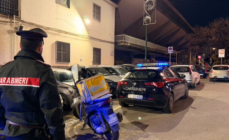 La corsa contro il tempo dei rider contromano e sui marciapiedi: in otto fermati dai carabinieri
