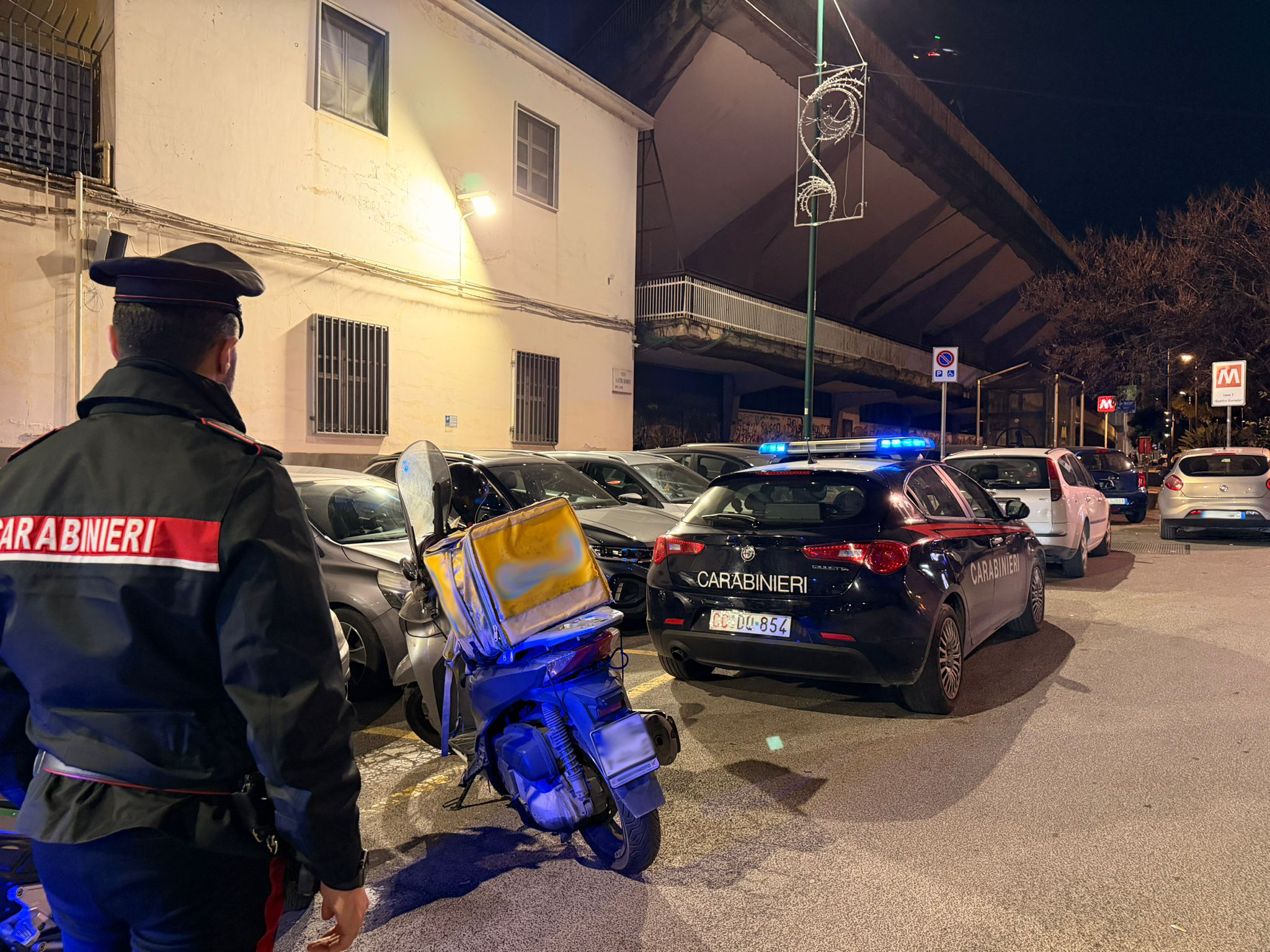 La corsa contro il tempo dei rider contromano e sui marciapiedi: in otto fermati dai carabinieri