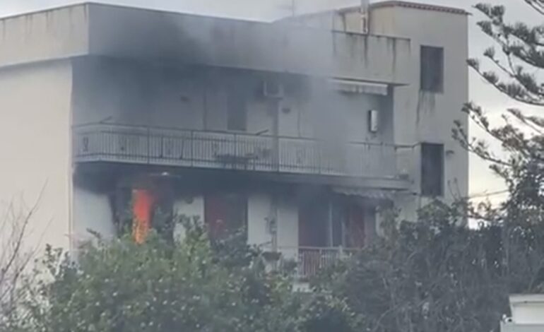 Palazzina in fiamme a Quarto: paura e gente in strada