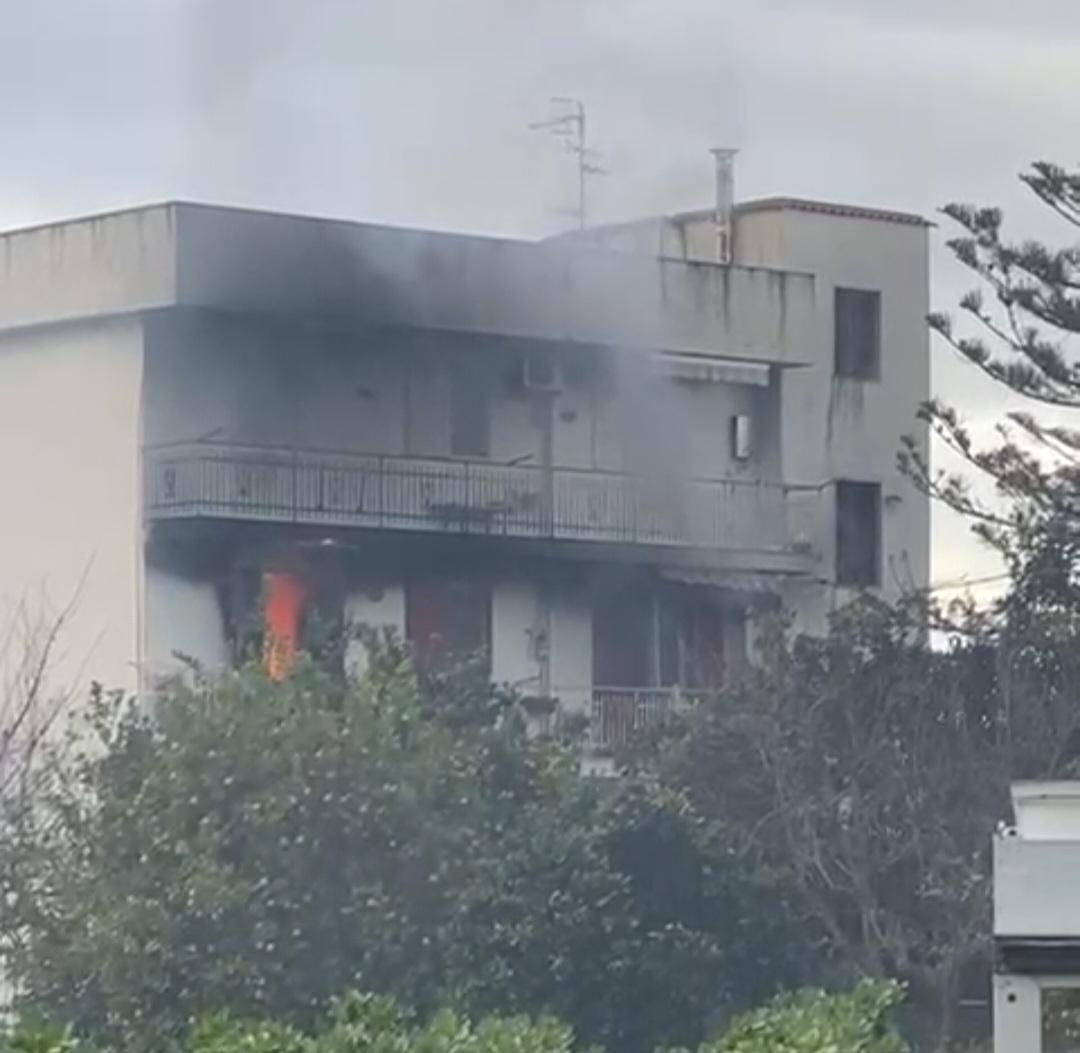 Palazzina in fiamme a Quarto: paura e gente in strada