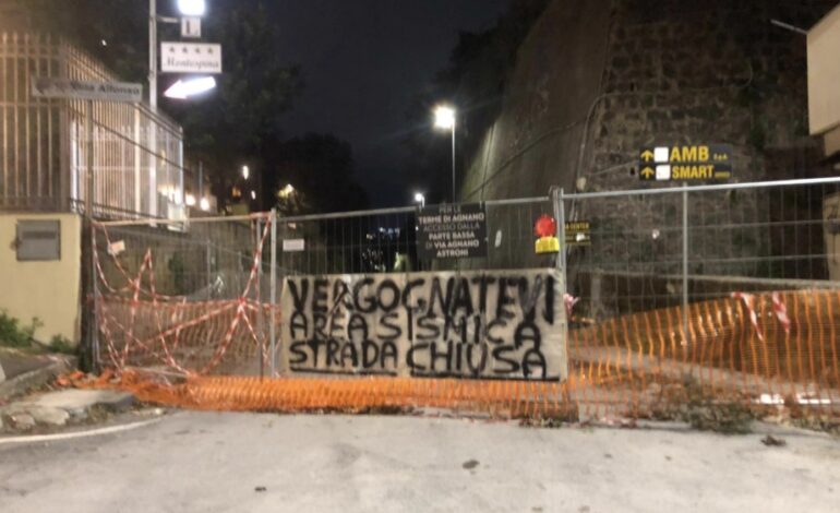 Agnano, strada chiusa da oltre un mese: striscioni e proteste