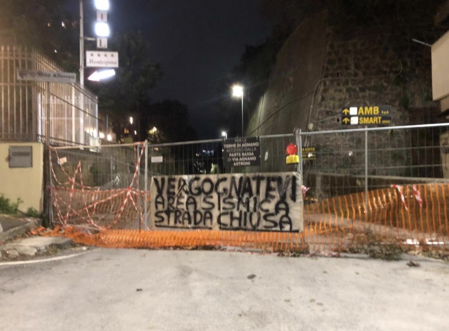 Agnano, strada chiusa da oltre un mese: striscioni e proteste