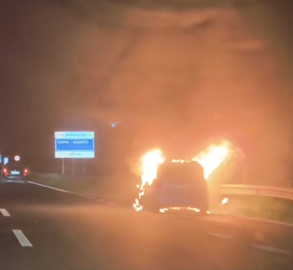 Auto in fiamme tra Arco Felice e Monterusciello: traffico in tilt