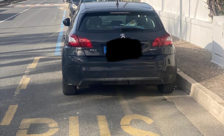 Il sindaco di Bacoli parcheggia in divieto di sosta sul lungomare di Miliscola