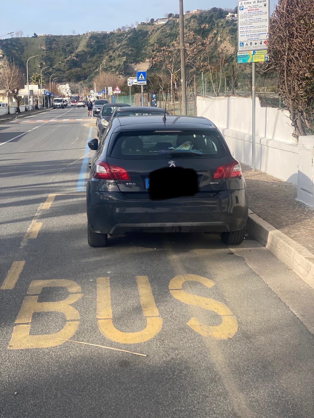 Il sindaco di Bacoli parcheggia in divieto di sosta sul lungomare di Miliscola