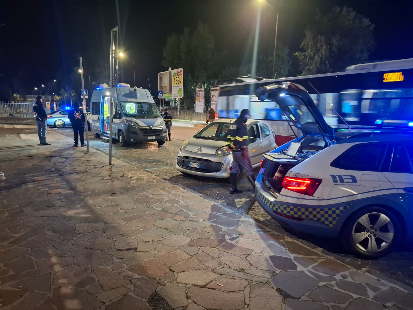 POZZUOLI/ Controlli anti movida selvaggia ad Arco Felice: tre giovani trovati positivi alle sostanze stupefacenti – LE FOTO