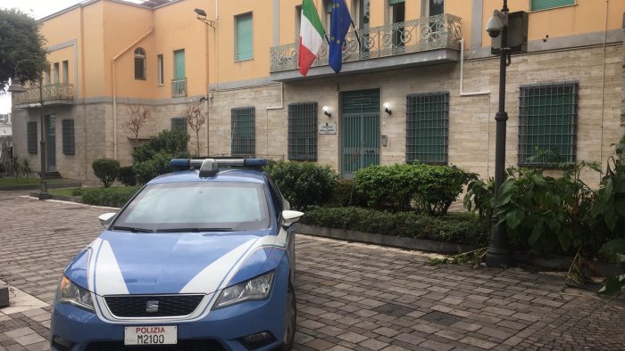 Blitz dei poliziotti di Pozzuoli, catturato latitante a Varcaturo: era evaso tagliando il braccialetto elettronico