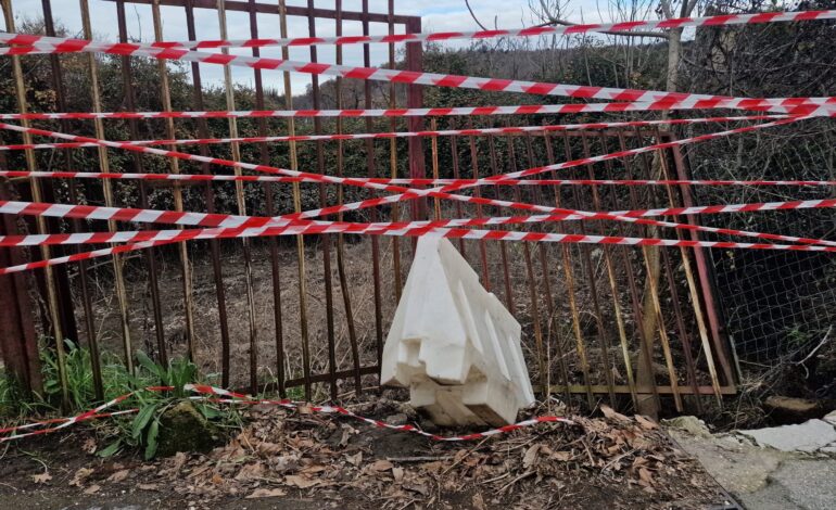 POZZUOLI/ «Pericolo in via Cofanara ma da tre mesi nessuno fa niente»