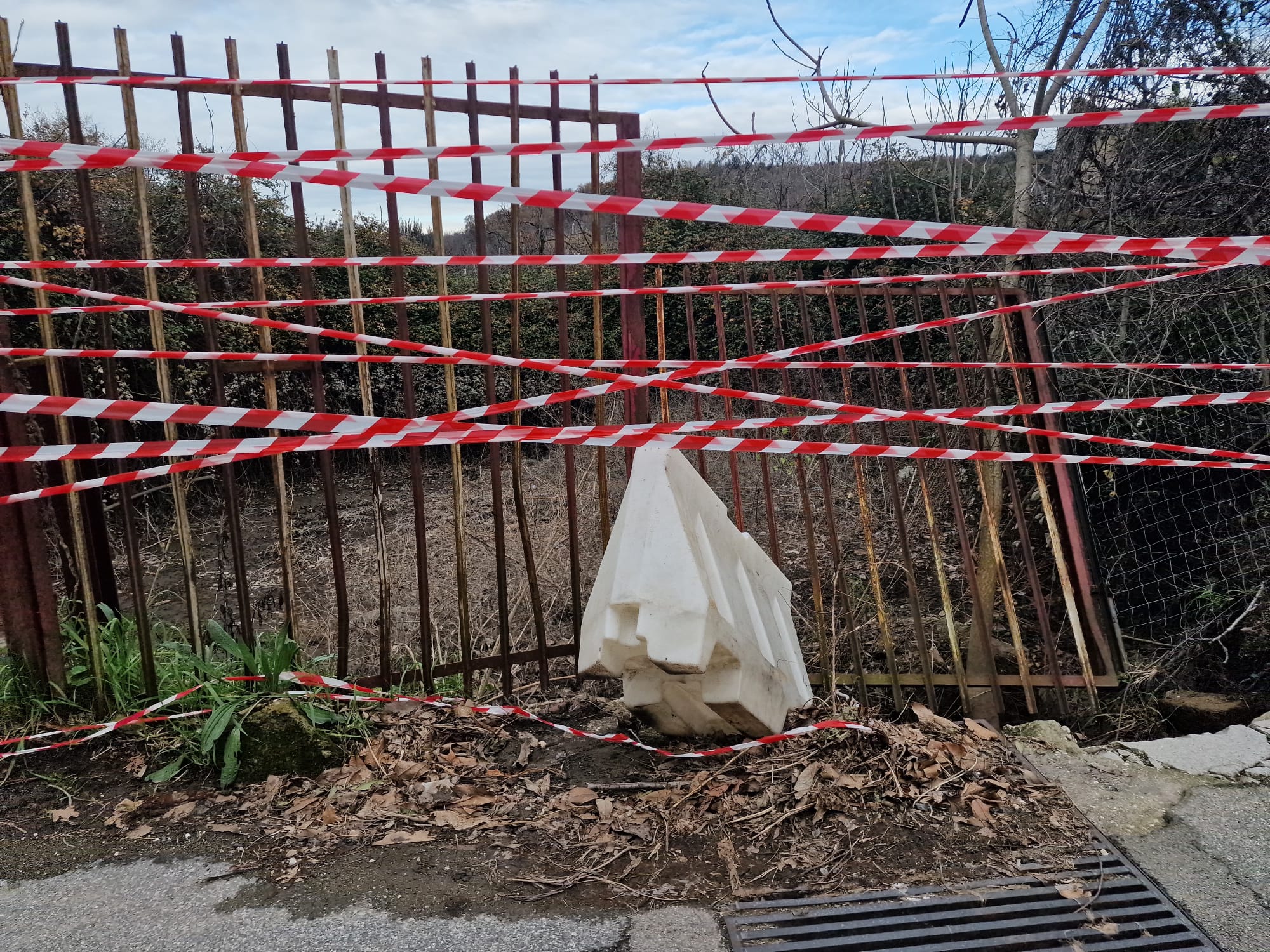 POZZUOLI/ «Pericolo in via Cofanara ma da tre mesi nessuno fa niente»