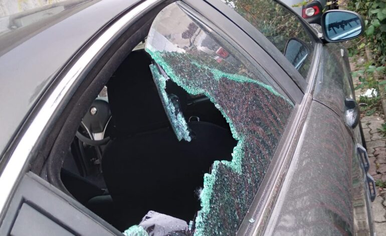 POZZUOLI/ Ladri in azione a Monterusciello: auto distrutta nella notte