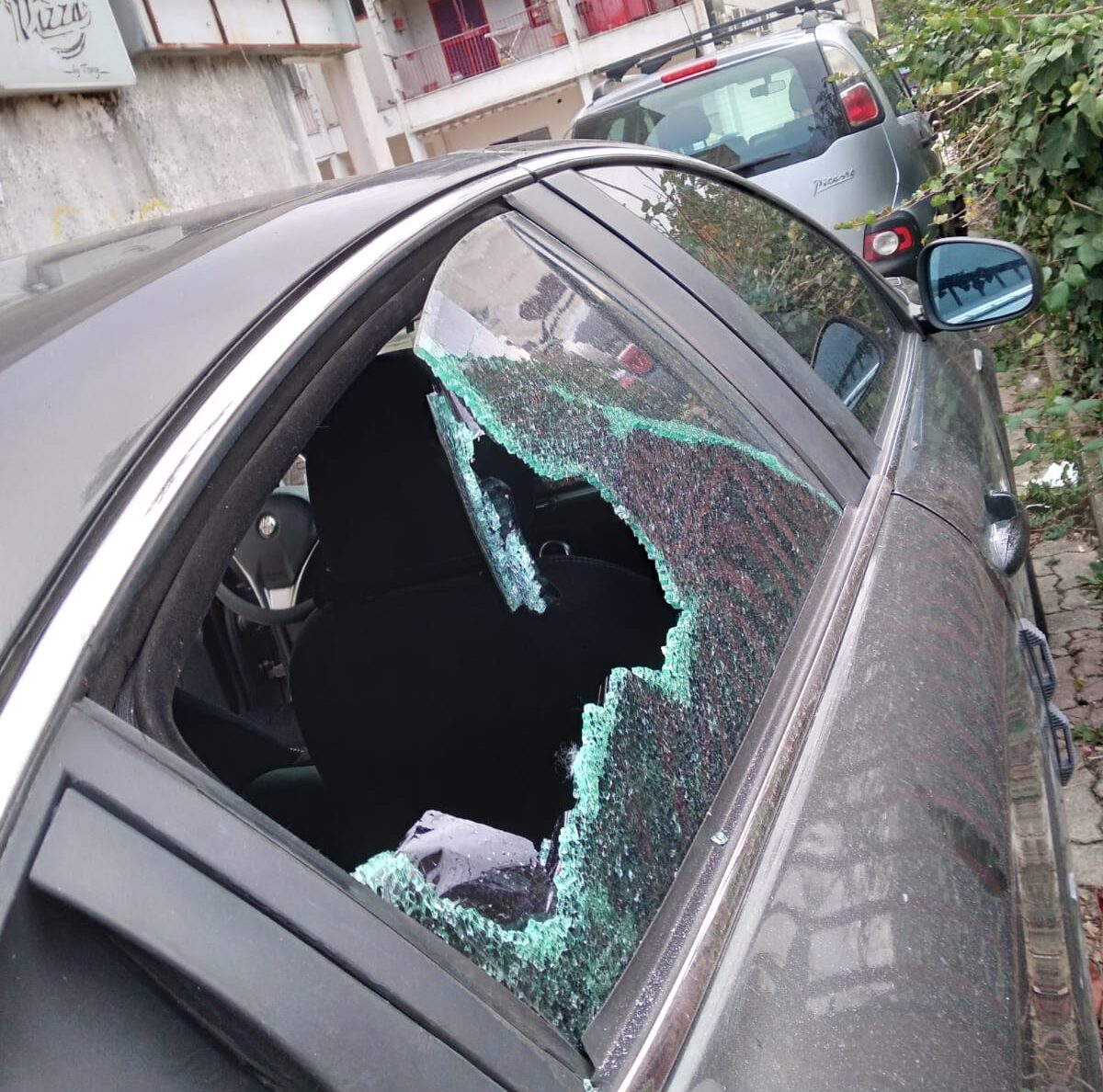 POZZUOLI/ Ladri in azione a Monterusciello: auto distrutta nella notte