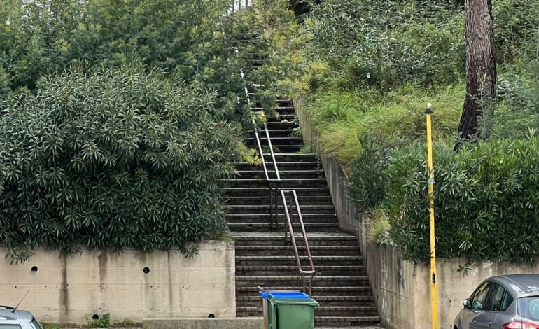 POZZUOLI/ Tentato scippo in pieno giorno a Monterusciello: donna aggredita all’uscita dal supermercato