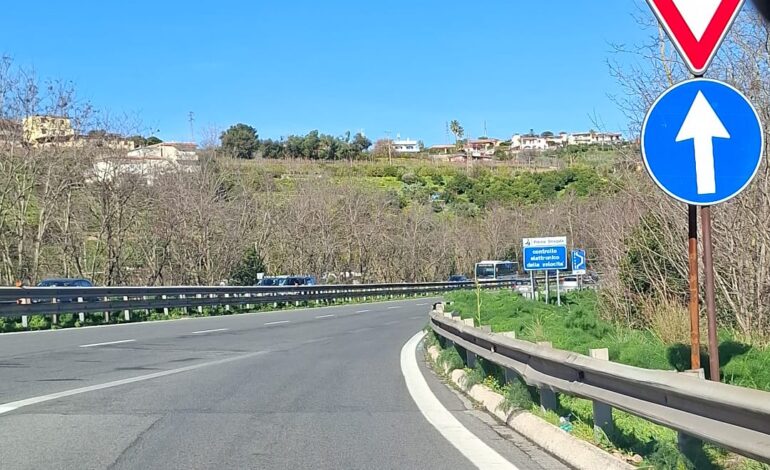 Follia a Pozzuoli: passeggia nella corsia di sorpasso della Variante Anas, salvato dai carabinieri e poi denunciato