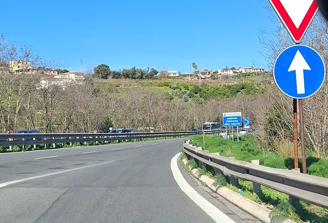 Follia a Pozzuoli: passeggia nella corsia di sorpasso della Variante Anas, salvato dai carabinieri e poi denunciato