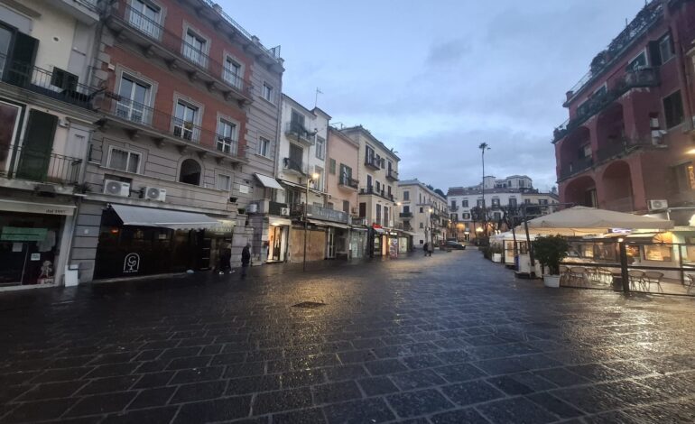 La crisi infinita del centro storico di Pozzuoli: chiusi 60 negozi – LE FOTO