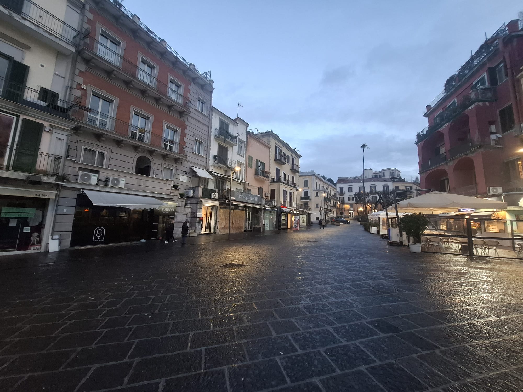 La crisi infinita del centro storico di Pozzuoli: chiusi 60 negozi – LE FOTO