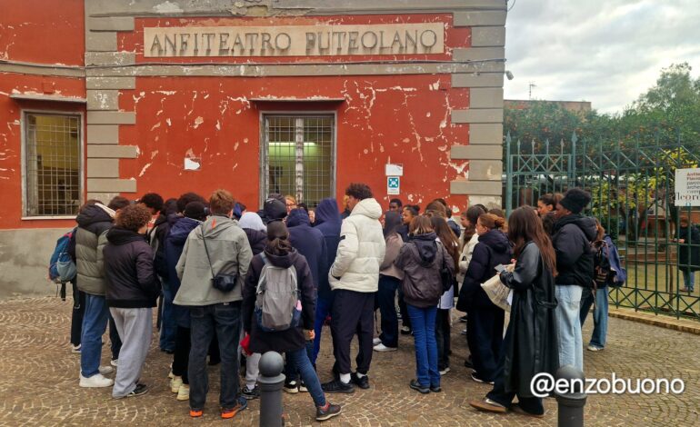 Anfiteatro chiuso dopo le scosse a Pozzuoli: salta la visita guidata per un gruppo di turisti francesi