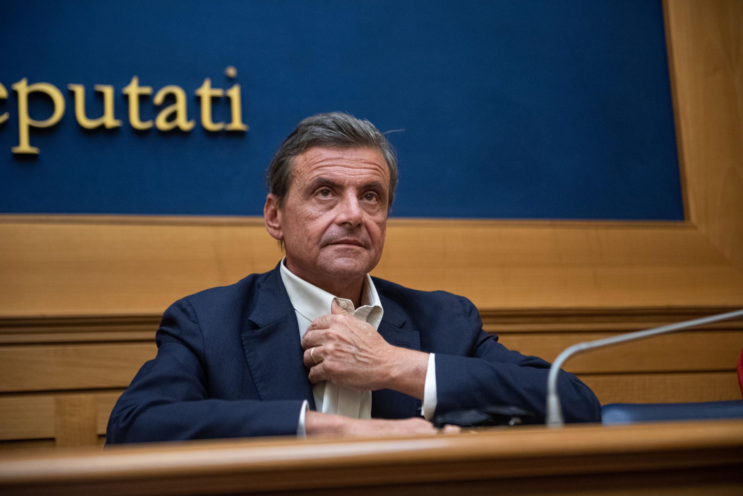 Carlo Calenda a Pozzuoli: nel mirino il “fallimento politico” di Manzoni e la nuova idea di città