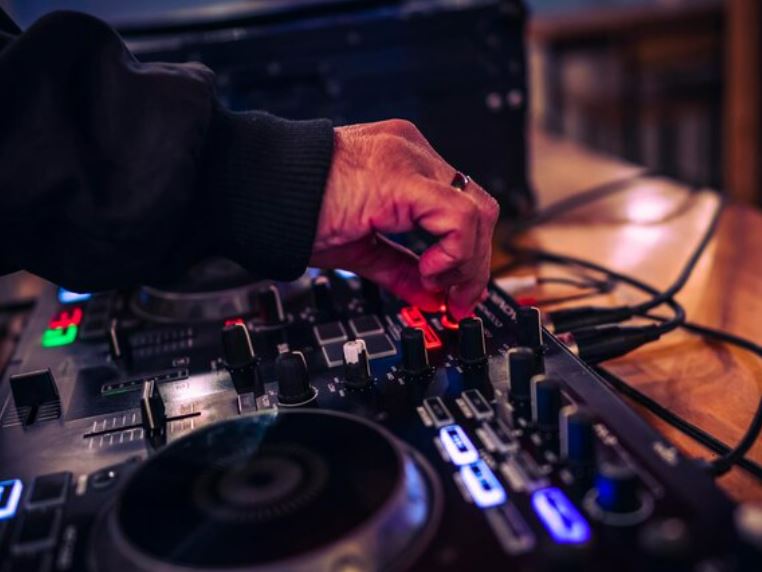 Strage di Crans-Montana, un minuto di silenzio in tutte le discoteche d’Italia