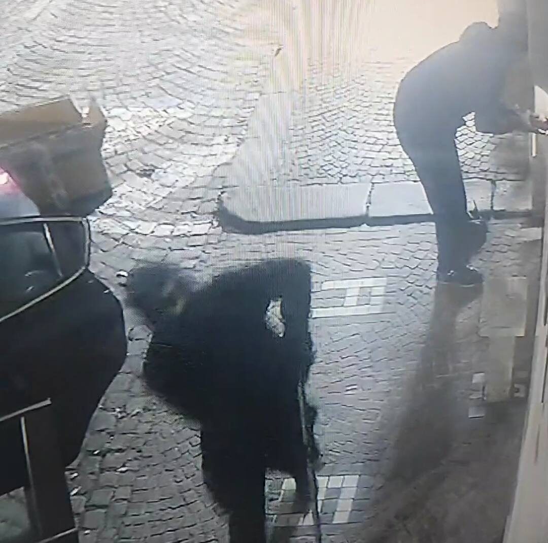 Colpo sventato alla gioielleria a Pozzuoli: caccia a tre uomini a bordo di un’Alfa