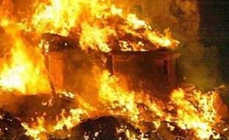 Non vuole vedere rifiuti in strada e incendia i cassonetti: arrestato piromane